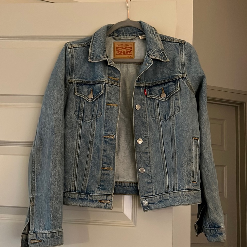Levi’s light wash original trucker jacket! Only wore a few times.